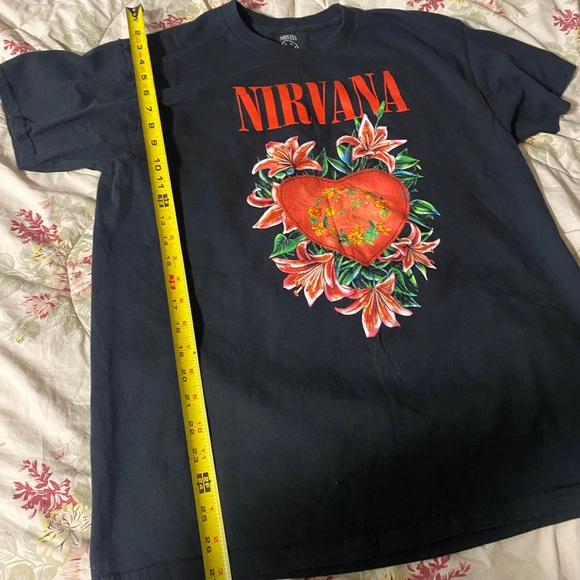 NIRVANA KURT COBAIN HIBISCUS FLOWERS HEART SHAPED Shirt. - Picture 6 of 7